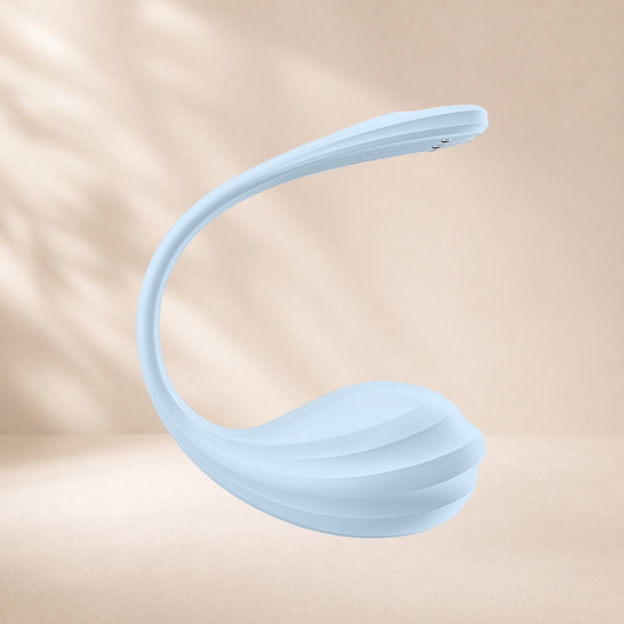 Satisfyer Smooth Petal — Bendable internal wire, adjustable to your body, grooved shaft